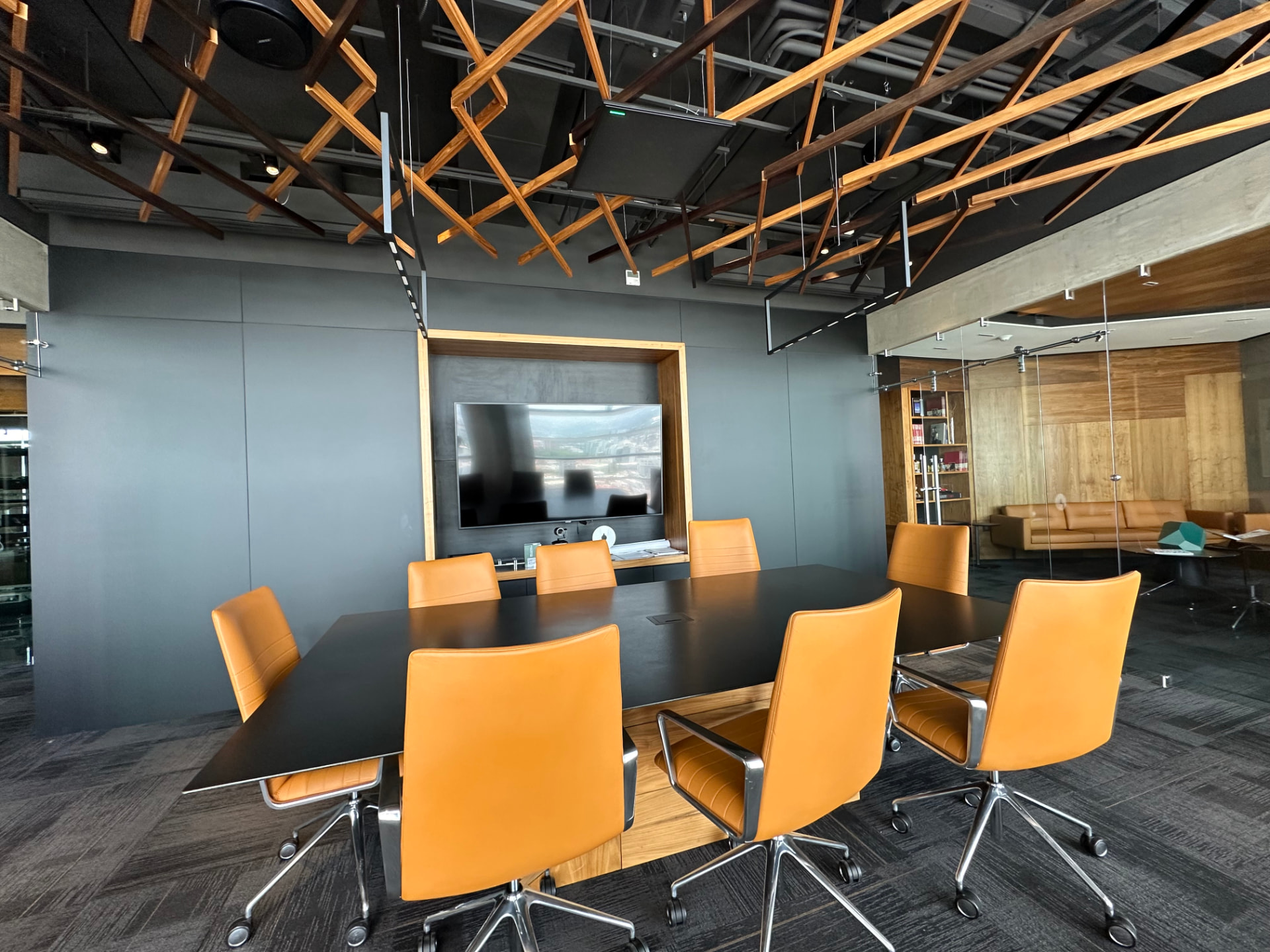 Sala de juntas con sistema de videoconferencia Installred